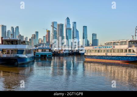 NY Waterway Fähren dockten in Weehawken, NJ, mit dem Hudson Yards Development in New York City im Hintergrund. Stockfoto