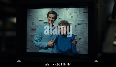 VERÖFFENTLICHUNG: 17. September 2021 TITEL: The Eyes of Tammy Jaye STUDIO: Fox Searchlight Picters REGIE: Michael Showalter PLOT: Ein intimer Blick auf den außergewöhnlichen Aufstieg, den Sturz und die Erlösung des Fernsehanführers Tammy Jaye Bakker. HAUPTROLLE: ANDREW GARFIELD als Jim Bakker, JESSICA CHASTAIN als Tammy Saye Bakker. (Kreditbild: © Fox Searchlight Pictures/Entertainment Pictures) Stockfoto