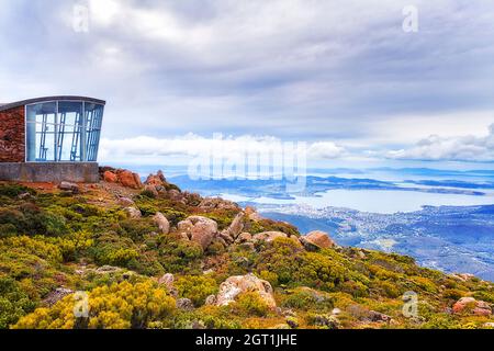 Der Gipfel des Mt Wellington über Hobart - der Hauptstadt Tasmaniens in Australien. Aussichtsplattform und Pavillon mit Blick auf den Derwent Drive Stockfoto