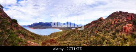 Panorama des Wineglass Bay Beach auf der Halbinsel Freycinet und des Nationalparks von Tasmanien von der Höhe des Mount Lookout. Stockfoto