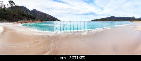 Panorama von weißem Sand und unberührtem Wasser auf Wineglass Bay Beach der tasmanischen Freycinet Halbinsel und abgelegenen Nationalpark. Stockfoto