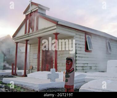 Die 1904 eröffnete Kirche der Unbefleckten Empfängnis im Dorf Whaka in Rotorua, Neuseeland, ist eine von zwei Dorfkirchen. Die andere Dorfkirche ist die anglikanische Kirche Te Arawa. Stockfoto