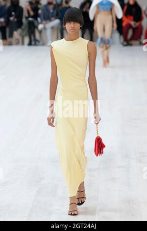 Paris, Frankreich. Oktober 2021. LOEWE SS22 Runway während der Paris Fashion Week - Paris, Frankreich. 01/10/2021 Credit: dpa/Alamy Live News Stockfoto