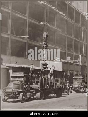 EMPIRE STATE BUILDING NY, NY 1930 - 1931. Allgemeine und detaillierte Ansichten des im Bau befindlichen Empire State Building, in denen Arbeiter verschiedene Aufgaben wie das Positionieren, Schweißen und Nieten von Stahl, das Heben von Materialien und Hilfsgütern sowie das Betreiben und Reparieren von Maschinen zeigen. Es gibt auch eine Vogelperspektive auf Midtown Manhattan, die andere Gebäude zeigt, die im Bau sind. Fotografien von: Hine, Lewis Wickes, 1874-1940 . Stockfoto