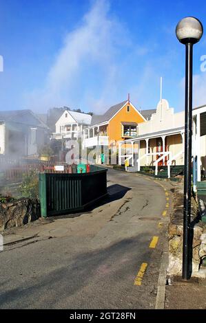 Die Tukiterangi Street ist die Hauptstraße in Whaka Village, einem lebendigen Maori-Dorf in Rotorua, Neuseeland. Das Dorf ist die Heimat von Generationen von Maori, die in der geothermischen Landschaft des Whaka Valley gedeiht haben, das Teil der Taupo Vulkanzone ist. Die Dorfbewohner erlauben es Besuchern, das Dorf zu betreten, um mehr über die Kultur der Maori zu erfahren und in einer geothermischen Landschaft zu leben. Auf der Hauptstraße befinden sich mehrere unabhängige Geschäfte, in denen die Gäste verwöhnt werden, und einige Wohnhäuser. Stockfoto