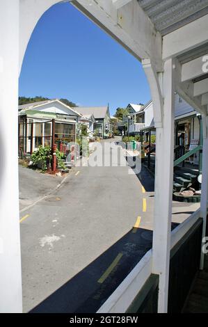 Die Tukiterangi Street gilt als Hauptstraße im Dorf Whaka, einem lebenden Maori-Dorf in Rotorua, Neuseeland. Stockfoto