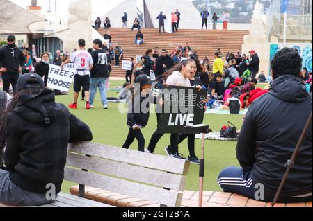 Wellington, Neuseeland. 2. Oktober 2021. Junge Maori-Mädchen halten Schilder an einem „Freiheitspicknick“, das von Gegnern fortdauernder Covid-Beschränkungen organisiert wird. Die Impfstoffaufnahme bei jungen Maori ist nach wie vor niedriger als bei der übrigen Bevölkerung. Quelle: Lynn Grieveson/Alamy Live News Stockfoto