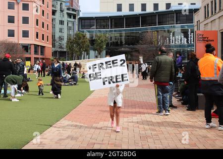 Wellington, Neuseeland. 2. Oktober 2021. Ein junges Maori-Mädchen hält ein Schild an einem „Freiheitspicknick“, das von Gegnern fortdauernder Covid-Beschränkungen organisiert wird. Die Impfstoffaufnahme bei jungen Maori ist nach wie vor niedriger als bei der übrigen Bevölkerung. Quelle: Lynn Grieveson/Alamy Live News Stockfoto