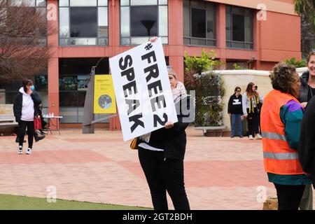 Wellington, Neuseeland. 2. Oktober 2021. Eine Frau hält ein Schild, das die Redefreiheit bei einem „Freiheitspicknick“ fördert, das von Gegnern fortdauernder Covid-Beschränkungen organisiert wird. Quelle: Lynn Grieveson/Alamy Live News Stockfoto