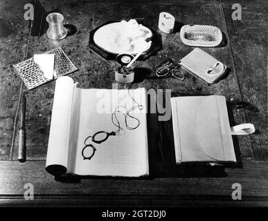 1930 c. , SCHWEDEN : die persönlichen Effekte auf dem Schreibtisch des berühmten schwedischen Chimisten und Erfinders ALFRED NOBEL ( 1833 - 1896 ) . Ingenieur, Erfinder von Dynamit. In seinem letzten Willen nutzte er sein enormes Vermögen, um die Nobelpreise zu vergeben. Unbekannter Fotograf .- foto storiche - foto storica - scienziato - Wissenschaftler - SCIENZIATO - WISSENSCHAFTLER - DINAMITE - DYNAMIT - PREMIO NOBEL - schreiber - Linse - occhiali da vista - pince-nez - calamaio - Tintenfass - tagliacarte - Papiermesser - scrittoio --- Archivio GBB Stockfoto