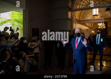 Washington DC, USA. Oktober 2021. US-Präsident Joe Biden nimmt sich einen Moment Zeit, um Reportern Kommentare zu geben, als er das US-Kapitol nach Gesprächen über das Infrastrukturgesetz in Washington, DC, am Freitag, den 1. Oktober 2021, verlässt. Quelle: Rod Lamkey/CNP /MediaPunch Quelle: MediaPunch Inc/Alamy Live News Stockfoto