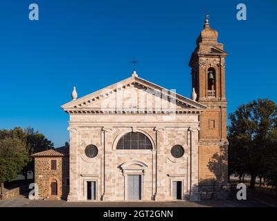 Madonna oder Santa Maria del Soccorso Kirche in Montalcino, Toskana, Italien mit Fassade und Glockenturm Stockfoto