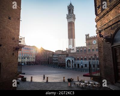 Siena, Toskana, Italien - 15 2021. August: Piazza Il Campo Sonnenaufgang am frühen Morgen im Sommer. Stockfoto