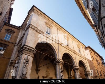 Loggia della Mercanzia oder Merchant's Loggia in Siena, Toskana, Italien Stockfoto