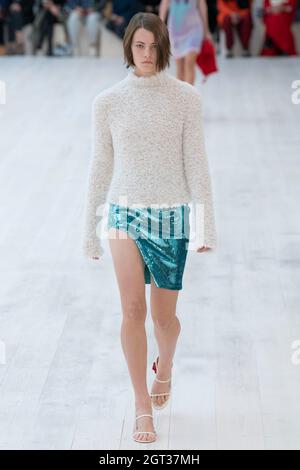 Paris, Frankreich. Oktober 2021. LOEWE SS22 Runway während der Paris Fashion Week - Paris, Frankreich. 01/10/2021 Credit: dpa/Alamy Live News Stockfoto