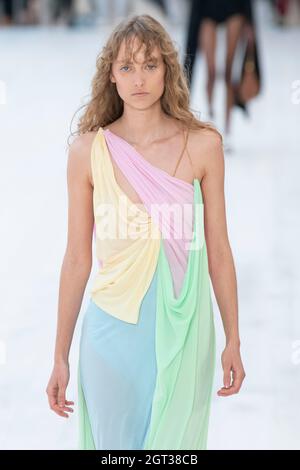 Paris, Frankreich. Oktober 2021. LOEWE SS22 Runway während der Paris Fashion Week - Paris, Frankreich. 01/10/2021 Credit: dpa/Alamy Live News Stockfoto