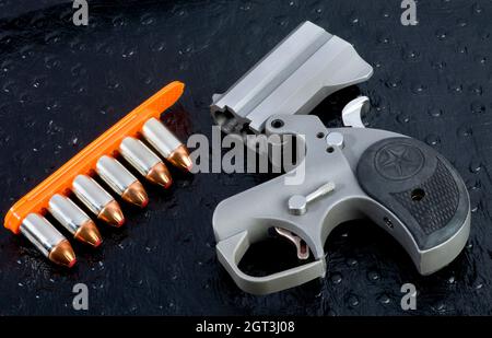 Moderner Derringer mit über- und Unterlauf in 45 AKP-Geschossgröße. Stockfoto