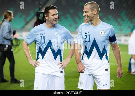 Ljubljana, Slowenien. Oktober 2021. Aleksander Ceferin (R), Präsident der Union der Europäischen Fußballverbände und ehemaliger Kapitän der irischen Nationalmannschaft Robbie Keane (L), plaudern nach einem wohltätigen Fußballspiel in Ljubljana. Mitglieder des slowenischen Olympischen Teams und ehemalige slowenische und internationale Fußballstars nahmen an einem traditionellen Wohltätigkeitsfußballspiel in Ljubljana Teil, um Gelder für Sponsoring in Sport zu sammeln, eine Initiative, die jungen Sportlern aus benachteiligten Verhältnissen hilft. Das Spiel wird gesponsert von Aleksander Ceferin, Stockfoto