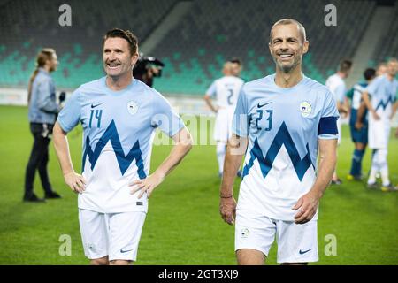 Ljubljana, Slowenien. Oktober 2021. Aleksander Ceferin (R), Präsident der Union der Europäischen Fußballverbände und ehemaliger Kapitän der irischen Nationalmannschaft Robbie Keane (L), plaudern nach einem wohltätigen Fußballspiel in Ljubljana. Mitglieder des slowenischen Olympischen Teams und ehemalige slowenische und internationale Fußballstars nahmen an einem traditionellen Wohltätigkeitsfußballspiel in Ljubljana Teil, um Gelder für Sponsoring in Sport zu sammeln, eine Initiative, die jungen Sportlern aus benachteiligten Verhältnissen hilft. Das Spiel wird gesponsert von Aleksander Ceferin, Stockfoto