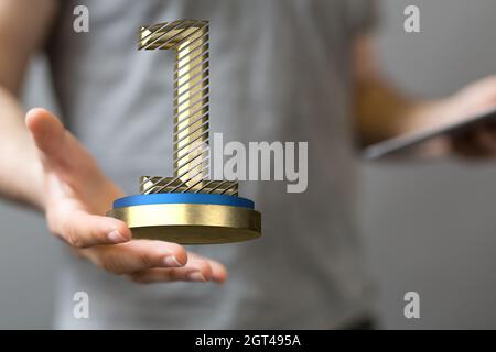 3D-Rendering der Nummer 1 auf menschlicher Hand – Konzept für den 1. Platz Stockfoto