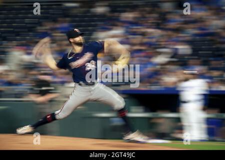 Kansas City, USA. Oktober 2021. Minnesota Twins starten Pitcher John Gant (33) Pitches gegen die Kansas City Royals im zweiten Inning im Kaufman Stadium in Kansas City, Missouri am Freitag, 1. Oktober 2021. Foto von Kyle Rivas/UPI Credit: UPI/Alamy Live News Stockfoto