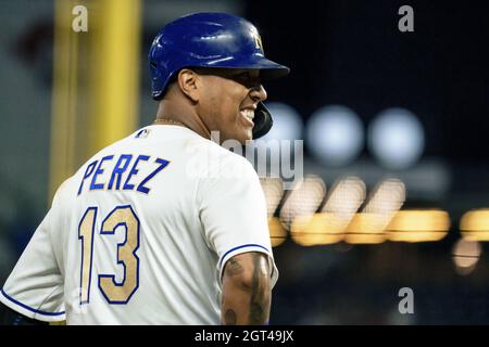 Kansas City, USA. Oktober 2021. Salvador Perez (13) lächelt im ersten Inning im Kaufman Stadium in Kansas City, Missouri, am Freitag, den 1. Oktober 2021, gegen den Minnesota Twins Dugout. Foto von Kyle Rivas/UPI Credit: UPI/Alamy Live News Stockfoto