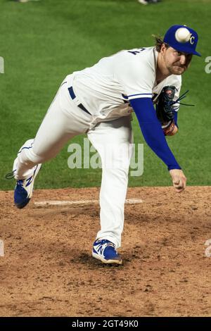 Kansas City, USA. Oktober 2021. Kansas City Royals startet Pitcher Jon Heasley (85) startet am Freitag, den 1. Oktober 2021, im ersten Inning im Kaufman Stadium in Kansas City, Missouri, gegen die Minnesota Twins. Foto von Kyle Rivas/UPI Credit: UPI/Alamy Live News Stockfoto