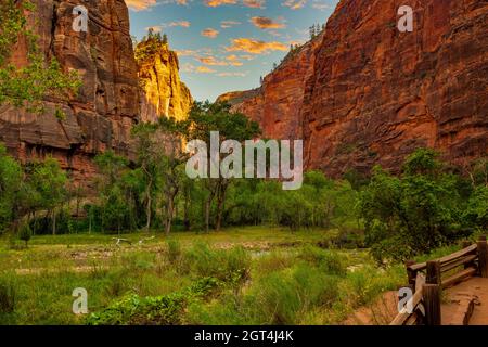 Sonnenaufgang in den Narrows im Zion National Park Stockfoto