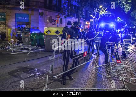 Barcelona, Spanien. Oktober 2021. Die Polizisten sahen während der Demonstration, wie sie Barrikaden, die von Demonstranten aufgestellt wurden, entfernt haben. Die Aktivistengruppe CDR (Komitees zur Verteidigung der Republik) hat am 1. Oktober, dem vierten Jahrestag des katalanischen Unabhängigkeitsreferendums von 2017, eine Demonstration gegen den spanischen Staat und für die Unabhängigkeit Kataloniens ausgerufen.Quelle: SOPA Images Limited/Alamy Live News Stockfoto