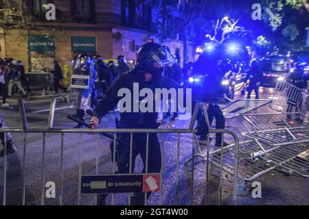 Barcelona, Spanien. Oktober 2021. Die Polizisten sahen während der Demonstration, wie sie Barrikaden, die von Demonstranten aufgestellt wurden, entfernt haben. Die Aktivistengruppe CDR (Komitees zur Verteidigung der Republik) hat am 1. Oktober, dem vierten Jahrestag des katalanischen Unabhängigkeitsreferendums von 2017, eine Demonstration gegen den spanischen Staat und für die Unabhängigkeit Kataloniens ausgerufen.Quelle: SOPA Images Limited/Alamy Live News Stockfoto