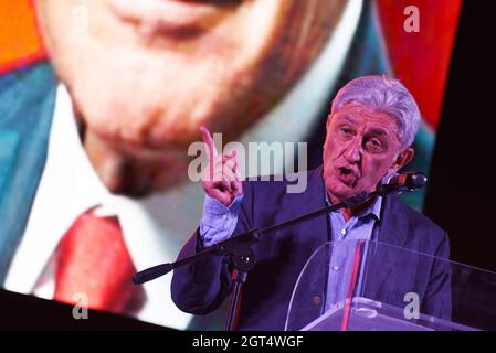 Neapel, Italien. Oktober 2021. Antonio Bassolino Kandidat für den Bürgermeister von Neapel hält eine Rede während der letzten Wahlkundgebung auf der piazza del Gesu in Neapel. (Foto: Pasquale Gargano/Pacific Press) Quelle: Pacific Press Media Production Corp./Alamy Live News Stockfoto