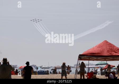 Los Angeles, USA. Oktober 2021. Am 1. Oktober 2021 sehen die Menschen die Pacific Airshow am Huntington Beach, Kalifornien, USA. Eine der größten Airshows in den Vereinigten Staaten kehrte am Freitag nach einem Jahr Ausreise aufgrund der anhaltenden COVID-19-Pandemie nach Südkalifornien zurück. Quelle: Xinhua/Alamy Live News Stockfoto