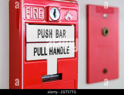 Feueralarm-Schalter an der Werkswand Stockfoto