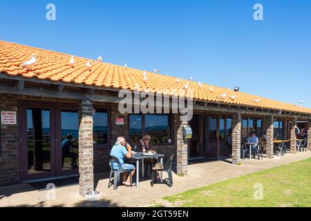 Menschen, die in der Endeavour Tavern mit Möwen auf dem Dach von Lancelin, Western Australia, essen Stockfoto