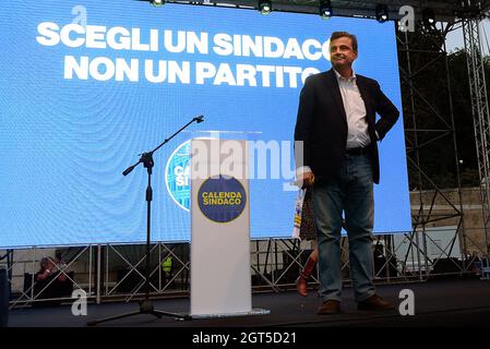 Rom, Italien. Oktober 2021. Carlo Calenda, Kandidat für den Bürgermeister von Rom, wird auf der Piazza del Popolo vor der Abschlusskundgebung des Wahlkampfs für die Kommunalwahlen vom 3. Und 4. Oktober 2021 gesehen. Kredit: SOPA Images Limited/Alamy Live Nachrichten Stockfoto