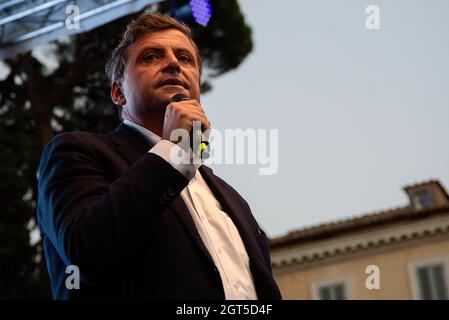 Rom, Italien. Oktober 2021. Carlo Calenda, Kandidat für den Bürgermeister von Rom, spricht vor der Abschlusskundgebung des Wahlkampfes für die Kommunalwahlen vom 3. Und 4. Oktober 2021 mit den Unterstützern auf der Piazza del Popolo. Kredit: SOPA Images Limited/Alamy Live Nachrichten Stockfoto