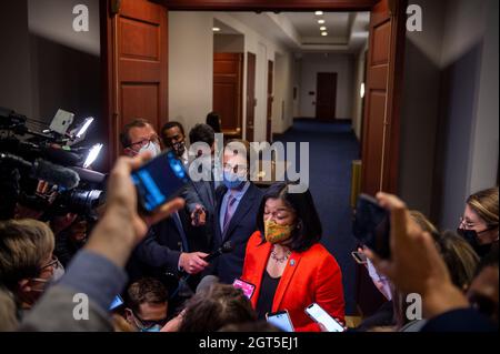 Washington, Vereinigte Staaten. Oktober 2021. Die Vorsitzende des Progressive Caucus im Kongress, die Vertreterin der Vereinigten Staaten, Pramila Jayapal (Demokratin von Washington), spricht mit Reportern im Anschluss an ein Treffen des Progressive Caucus im Kongress im US-Kapitol in Washington, DC, Freitag, 1. Oktober 2021. Kredit: Rod Lampey/CNP/dpa/Alamy Live Nachrichten Stockfoto