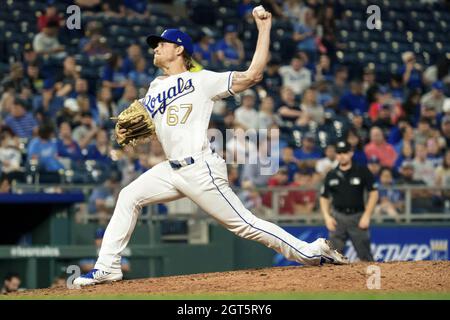 Kansas City, USA. Oktober 2021. Kansas City Royals Relief Pitcher Gabe Speier (67) pitchiert am Freitag, den 1. Oktober 2021, im sechsten Inning im Kaufman Stadium in Kansas City, Missouri, gegen die Minnesota Twins. Foto von Kyle Rivas/UPI Credit: UPI/Alamy Live News Stockfoto