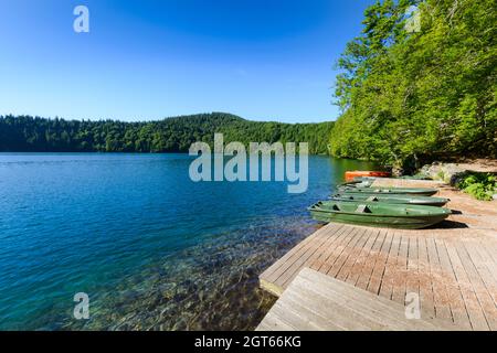 See Pavin in der Auvergne mit kleinen Booten und blauer Himmel Stockfoto