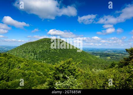 Alten vulkanischen Hügel in der Auvergne, Frankreich Stockfoto