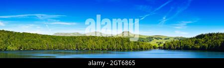 Panoramablick auf die Landschaft der See Pavin in Auvergne, Frankreich Stockfoto