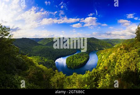 Panoramaaussicht auf die Mäander von Queuille in der Region Auvergne, Frankreich Stockfoto