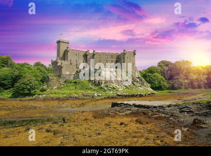 Dunvegan Castle Highlands of Scotland. Dunvegan Castle liegt 1,5 km nördlich von Dunvegan auf der Isle of Skye. Stockfoto