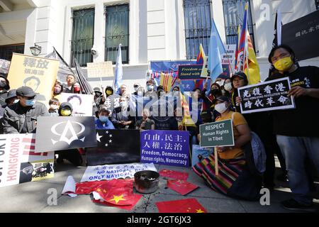 San Francisco, USA. Oktober 2021. Während des Protestes halten die Demonstranten Fahnen und Plakate. Die "Chinese Democratic Education Foundation" veranstaltete einen Protest vor dem Generalkonsulat der Volksrepublik China in San Francisco, in dem sie die Medien aufforderte, sich auf die pro-demokratischen Aktivisten in China und Hongkong zu konzentrieren, nachdem die Führer einer pro-demokratischen Studentengruppe benannt wurden „Delle Politicism“, wurden heute durch das nationale Sicherheitsgesetz verhaftet. Kredit: SOPA Images Limited/Alamy Live Nachrichten Stockfoto