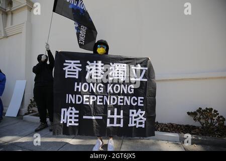 San Francisco, USA. Oktober 2021. Während des Protestes wird ein Protestler mit einer Flagge der "Unabhängigkeit Hongkongs" gesehen."Chinese Democratic Education Foundation" veranstaltete einen Protest vor dem Generalkonsulat der Volksrepublik China in San Francisco, in dem er die Medien aufforderte, sich auf die pro-demokratischen Aktivisten in China und Hongkong nach den Führern von A zu konzentrieren die pro-Demokratie-Studentengruppe „StudententInnenpolitik“ wurde heute durch das nationale Sicherheitsgesetz verhaftet. Kredit: SOPA Images Limited/Alamy Live Nachrichten Stockfoto