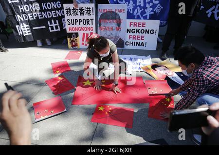 San Francisco, USA. Oktober 2021. Während des Protestes stellten die Demonstranten Karten zusammen, um die Flagge Chinas zu machen."Chinese Democratic Education Foundation" veranstaltete einen Protest vor dem Generalkonsulat der Volksrepublik China in San Francisco, in dem sie die Medien aufforderten, sich auf die pro-demokratischen Aktivisten in China und Hongkong nach den Führern von A zu konzentrieren die pro-Demokratie-Studentengruppe „StudententInnenpolitik“ wurde heute durch das nationale Sicherheitsgesetz verhaftet. Kredit: SOPA Images Limited/Alamy Live Nachrichten Stockfoto