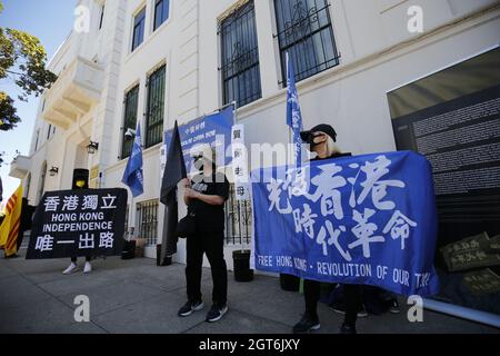 San Francisco, USA. Oktober 2021. Die Demonstranten sahen während des Protestes ein Transparent mit der Aufschrift "Free Hong Kong Revolution now" und "Hong Kong Independence" Flagge halten."Chinese Democratic Education Foundation" veranstaltete einen Protest vor dem Generalkonsulat der Volksrepublik China in San Francisco, in dem sie die Medien aufforderten, sich auf die pro-demokratischen Aktivisten in China und zu konzentrieren Hongkong, nachdem die Führer einer prodemokratischen Studentengruppe namens „Schulpolitik“ heute durch das nationale Sicherheitsgesetz verhaftet wurden. Kredit: SOPA Images Limited/Alamy Live Nachrichten Stockfoto