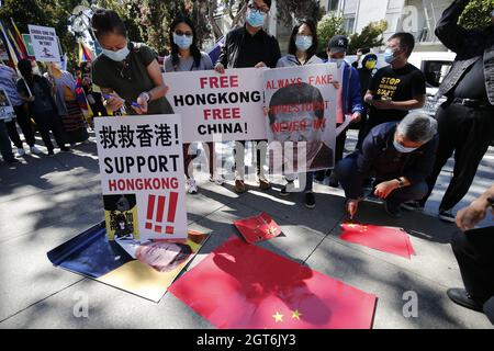 San Francisco, USA. Oktober 2021. Die Demonstranten sahen Plakate mit der Lesung „Freie Hongkong, Während des Protestes "China befreien" und "Hongkong unterstützen"."Chinese Democratic Education Foundation" veranstaltete einen Protest vor dem Generalkonsulat der Volksrepublik China in San Francisco, in dem die Medien aufgefordert wurden, sich auf die pro-demokratischen Aktivisten in China und Hongkong nach den Führern einer pro-demokratischen Studentengruppe zu konzentrieren Benannt "student politicism", wurden heute durch nationale Sicherheitsgesetze verhaftet. Kredit: SOPA Images Limited/Alamy Live Nachrichten Stockfoto