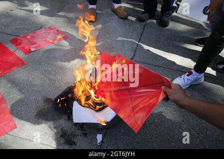 San Francisco, USA. Oktober 2021. Ein Protestant sah, wie die chinesische Flagge während des Protestes verbrannt wurde."Chinese Democratic Education Foundation" veranstaltete einen Protest vor dem Generalkonsulat der Volksrepublik China in San Francisco, in dem die Medien aufgefordert wurden, sich auf die pro-demokratischen Aktivisten in China und Hongkong nach den Führern einer pro-Demokratie zu konzentrieren Die Studentengruppe „Schulpolitik“ wurde heute durch das nationale Sicherheitsgesetz verhaftet. Kredit: SOPA Images Limited/Alamy Live Nachrichten Stockfoto