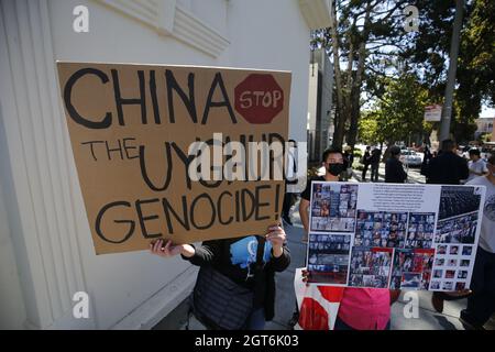 San Francisco, USA. Oktober 2021. Ein Protestant sah während des Protestes ein Plakat halten."Chinese Democratic Education Foundation" veranstaltete einen Protest vor dem Generalkonsulat der Volksrepublik China in San Francisco, in dem er die Medien aufforderte, sich auf die pro-demokratischen Aktivisten in China und Hongkong nach den Führern einer pro-demokratischen Studentengruppe zu konzentrieren Benannt "student politicism", wurden heute durch nationale Sicherheitsgesetze verhaftet. Kredit: SOPA Images Limited/Alamy Live Nachrichten Stockfoto